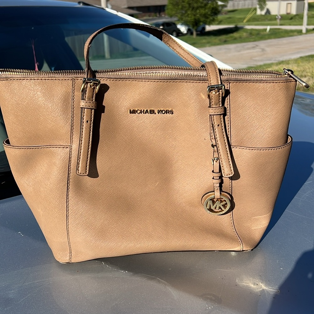Michael Kors leather bag.🍀🌺🍀
